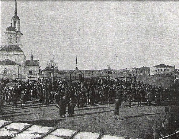 Слева Богоявленский храм, в центре - Троицкий.