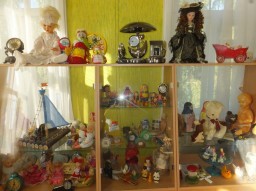 Выставка "Время играть" Часы и куклы из фондов музея