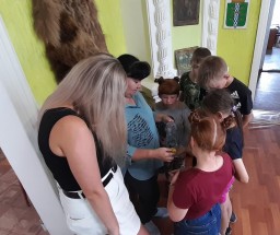 Занятие в "музейном живом уголке" для ребят из Катайского детского дома