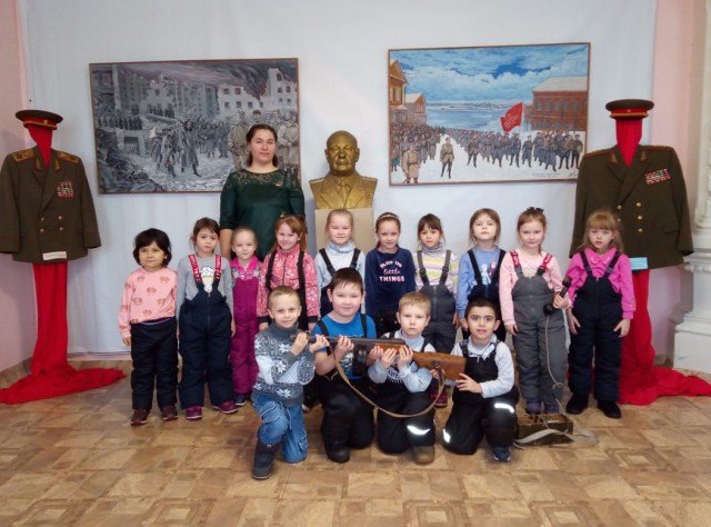 На выставке картин участника Великой Отечественной войны Ляпунова Н.В.